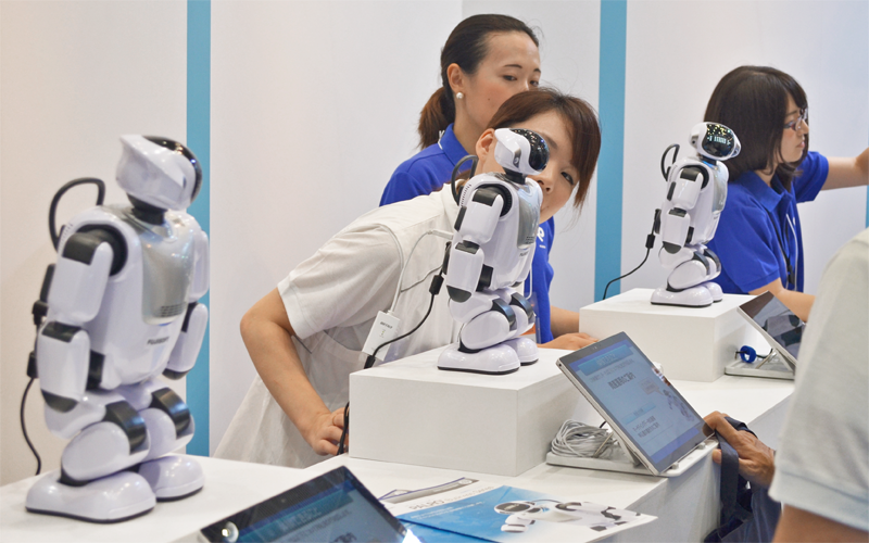 多数の出展企業がヒト型ロボットの可能性を提示した(FIT2016)