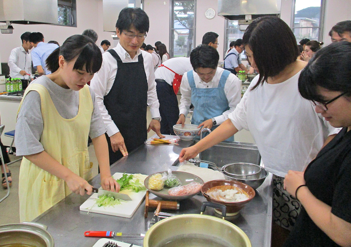 女志リーダーズが企画・運営した宮崎県日南地方の郷土料理「魚うどん」作り体験。中央は油津支店の石崎智則支店長（「まなびピア」調理室）
