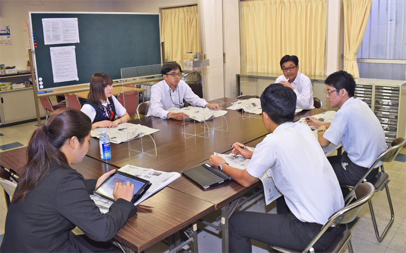 朝活タイムで情報共有と意見交換する行員(9月4日)<写真撮影時にマスクを外していただきました>