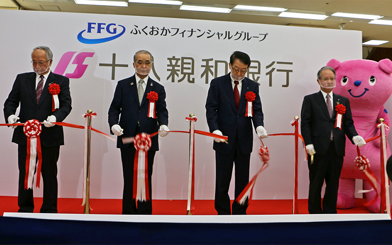 合併セレモニーに臨む(左から)森頭取、中村法道・長崎県知事、柴戸・ふくおかFG会長兼社長、吉澤会長(10月1日、十八親和銀行本店営業部)