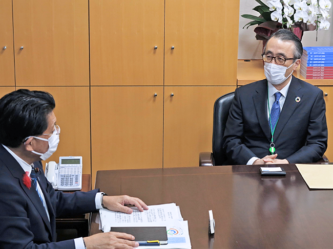 平井大臣（左）と面会する三毛会長（10月13日、内閣府）