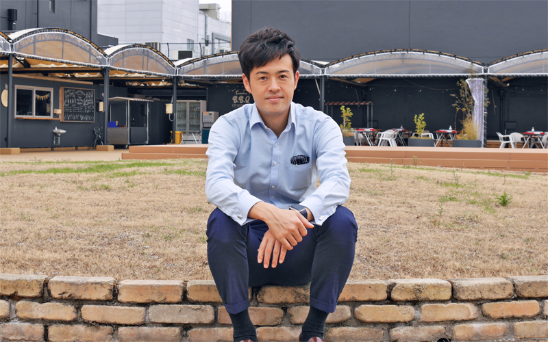 DIYによる芝生化など大丸屋上の整備を担った齋藤氏(9月16日、鳥取大丸屋上)