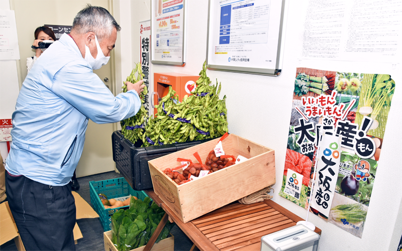 ATMコーナーに設置された「YACYBER直売所」で大阪府能勢町産の枝豆を購入する来店客（10月12日、大阪シティ信用金庫本店営業部）