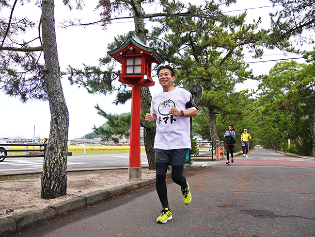 役員チームで参戦した髙木晶悟社長は、吉備津神社の参道などで計測した（10月18日）