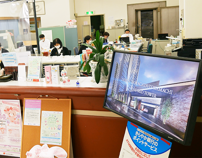 きらやか銀行は店頭の電子看板で取引先の広告を配信する（10月20日、仙台一番町支店）