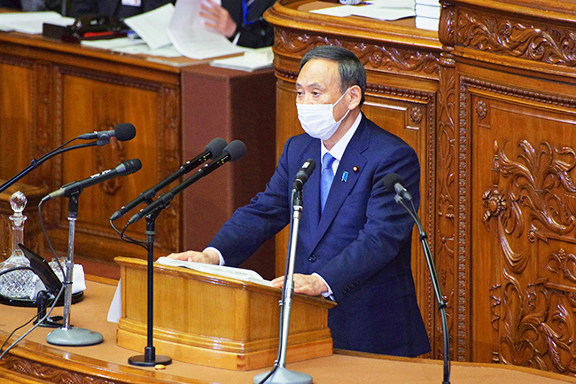 所信表明で「温室効果ガス排出ゼロ」を宣言する菅首相(10月26日、衆議院)