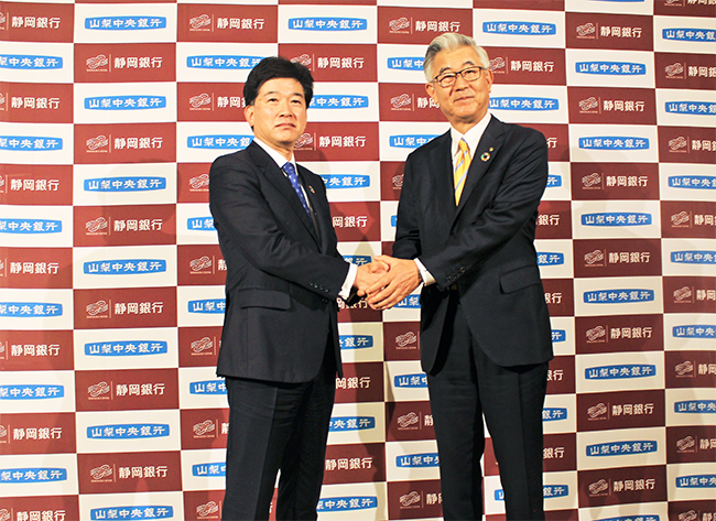 包括業務提携で合意した(左から)柴田頭取と関頭取(10月28日、パレスホテル東京)