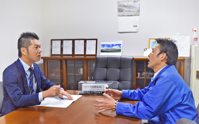 取引先の大和トランスポートの村西孝介社長（右）と情報交換をする河合英明支店長（10月22日、富山県小矢部市内）＜写真撮影時にマスクを外していただきました＞