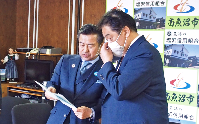 南魚沼市役所を訪問し、林茂男市長（右）に事業概要を説明する小野澤一成理事長（11月４日、南魚沼市役所）