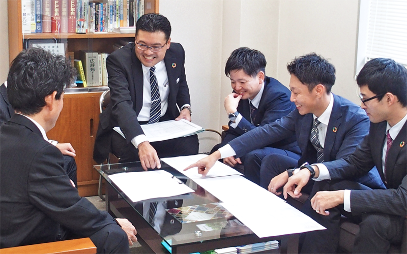 朝のミーティングでは融資案件について推進方法が報告される(10月27日)<写真撮影時にマスクを外していただきました>