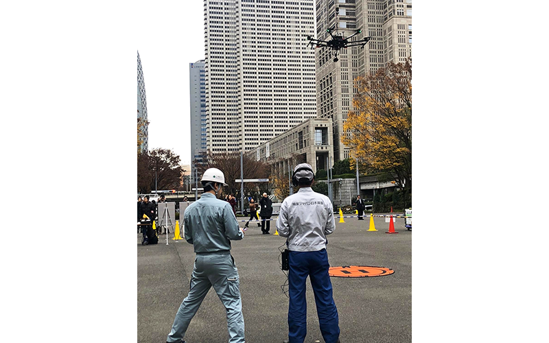 損保ジャパンは災害時の情報収集や避難誘導を想定し、東京都や工学院大学などと実証実験を定期開催(都庁付近)