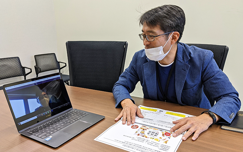 iBankマーケティング地域共創部の奈須洋介マネージングディレクターとウェブ会議をする長尾副部長(11月9日、本部)