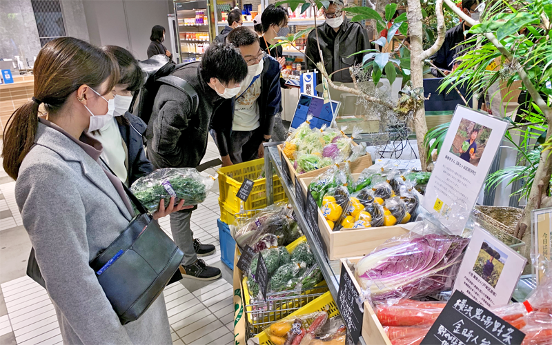 横浜銀は「地産地消フェア」で横浜野菜をアピールする場につなげた（11月29日、ニュウマン横浜）
