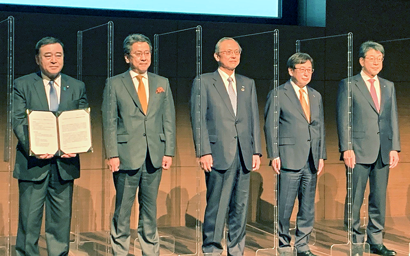 協議会の設立式典に参加する國部会長(中央、三井住友銀行東館、12月7日)