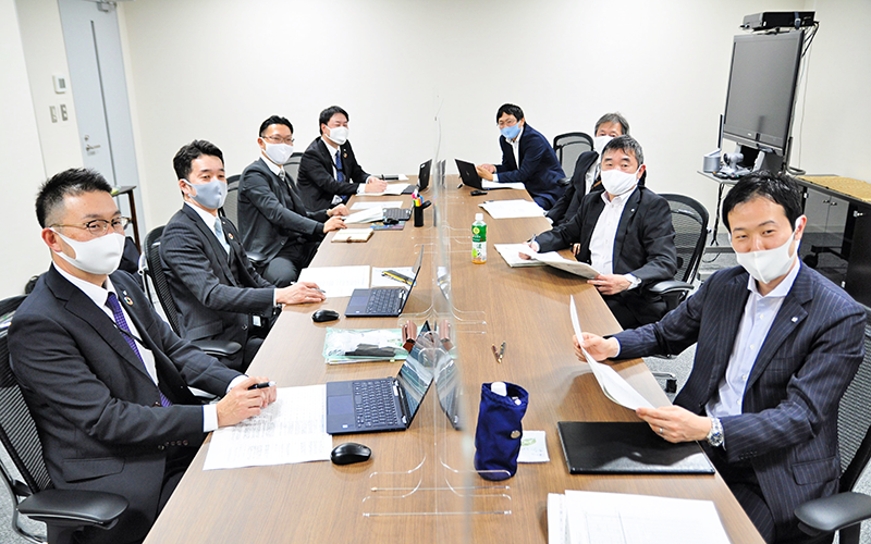 取引先企業の経営課題について対応を協議するコロナサポートチームのメンバー(11月30日)