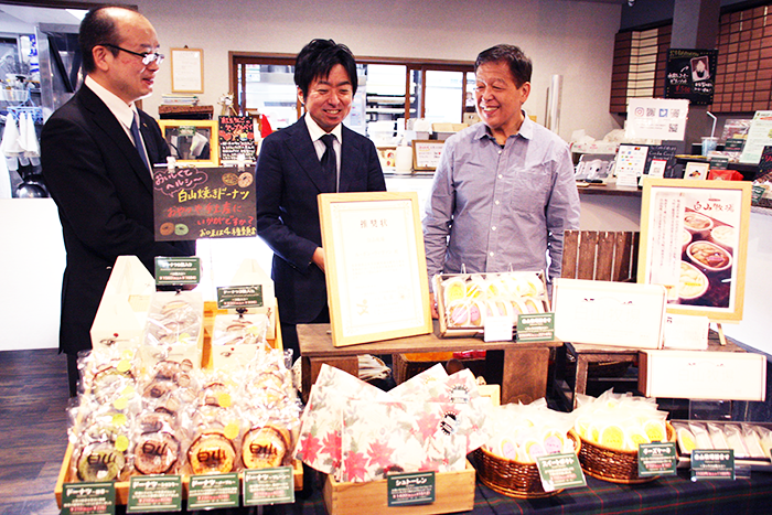 増田哲也社長(右)から業況説明を受ける瀧野川信用金庫白山支店・山木氏(左)と中小企業診断士の金子氏(2020年12月16日、ル・ボン・ヴィヴァン)