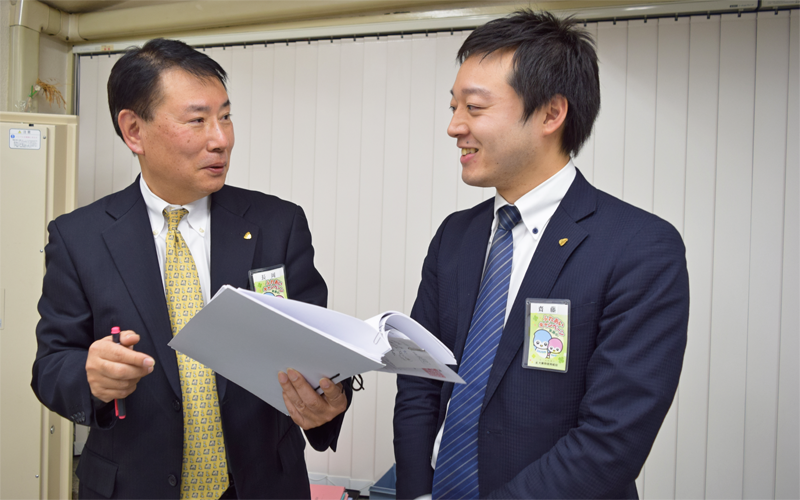 2021年1月16日に65歳になる長岡徳憲・大東京信用組合新宿支店長（左）