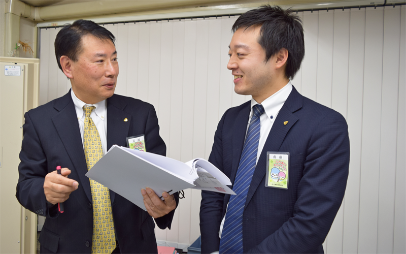 2021年1月16日に65歳になる長岡徳憲・大東京信用組合新宿支店長(左)