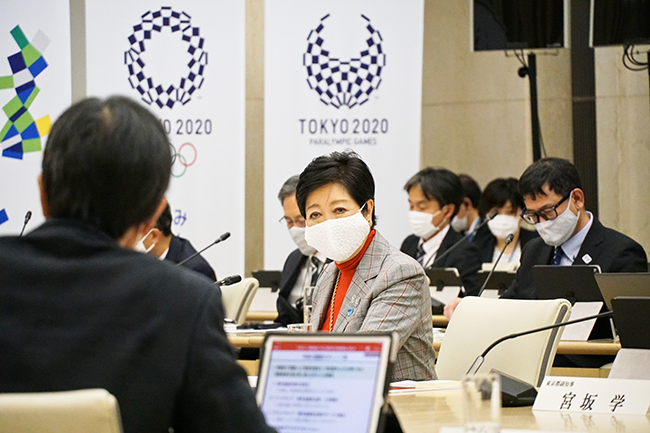 2021年秋の構想改訂に向けて開催された第1回の有識者懇談会に出席した小池知事(2020年11月26日、都庁)