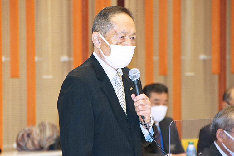 第7回合併委員会で新農協の名称の承認を求める鈴木委員長(2020年12月22日、静岡県沼津市内のホール「プラサヴェルデ」)