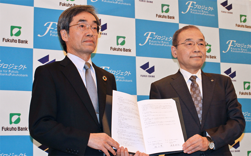 包括提携契約書にサインした林正博・福井銀行頭取(左)と渡邉建雄・福邦銀行頭取(2020年3月13日、ユアーズホテルフクイ)