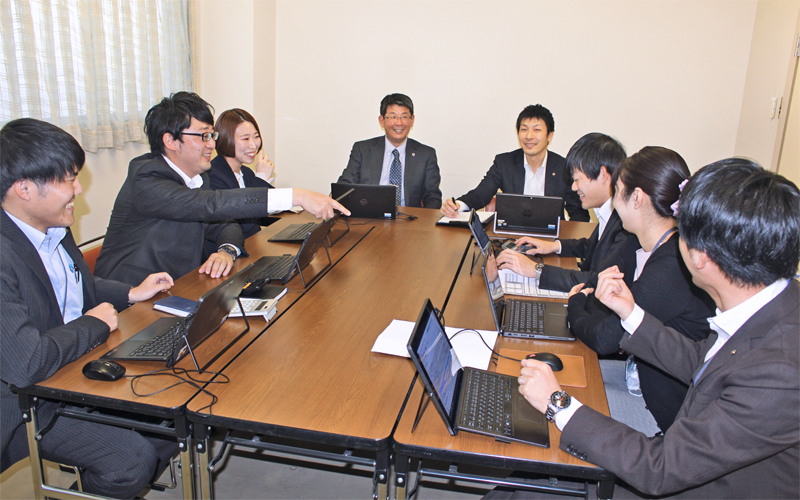 日頃の情報共有で店内・エリア一丸となった支援策を打ち出す(2020年12月15日)<写真撮影時にマスクを外していただきました>