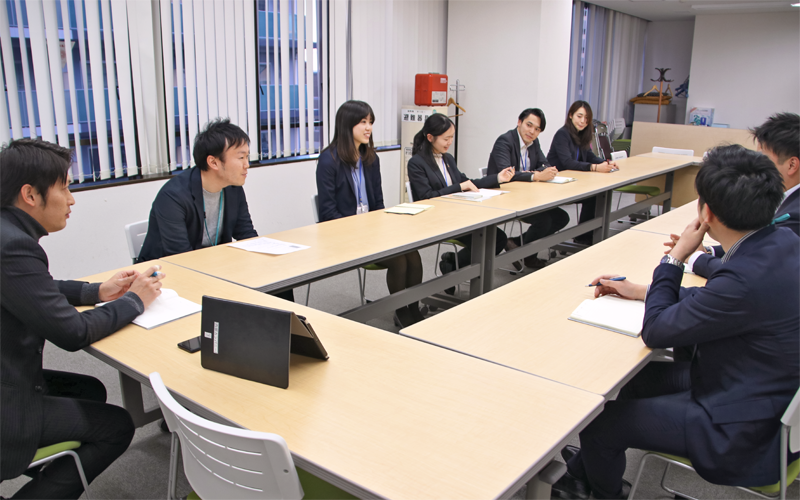「案件構築会議」では参加者全員で顧客の課題解決策を検討する(2020年12月25日)<写真撮影時にマスクを外していただきました>