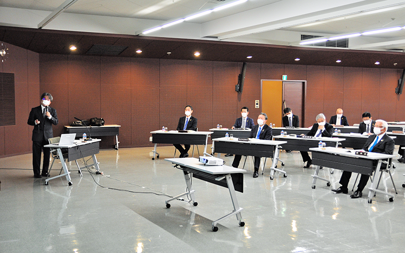 滋賀大の菊池准教授（左）によるセミナーを受講する京都中央信金の役員（右端が白波瀬理事長、1月22日、本部）