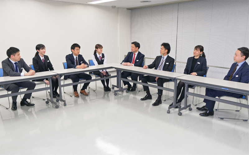 風通しの良い組織づくりを進めている(左から5人目が宮澤仁紀支店長、2月10日)<撮影時にマスクを外していただきました>
