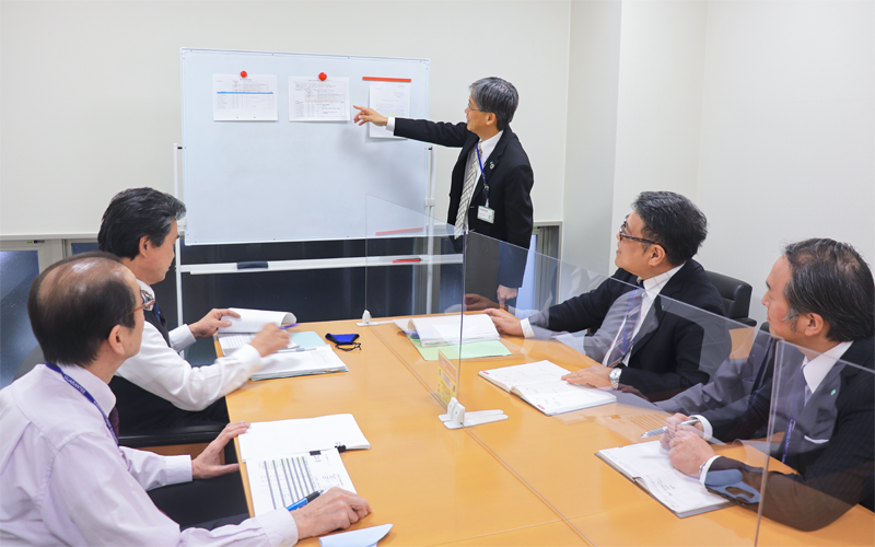 取引先支援について話し合う熊本県信保協「アフターコロナ対応支援プロジェクト」のメンバー(2月26日)