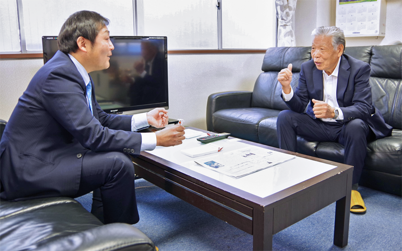 食品卸売のアマダ東京の天田勇夫会長(右)と商談する川田貴義支店長。天田勇夫氏は「コロナで大変だったが、今は卵の単価が上がってきた」と笑顔(2月16日、アマダ東京)<写真撮影時にマスクを外していただきました>