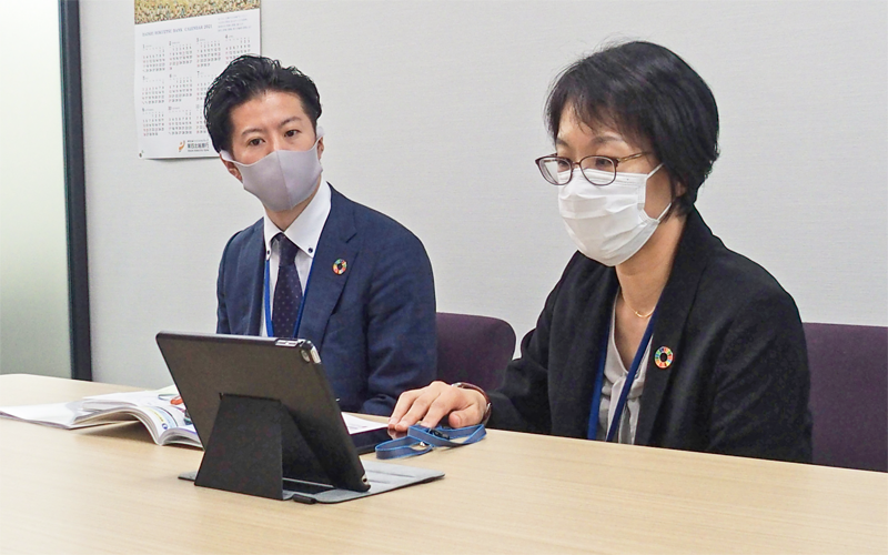セミナー準備のため、オンラインの通信確認を行う馬場佳子・第四北越キャリアブリッジ社長(右)(3月5日、第四北越銀行本店)