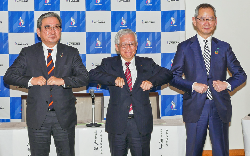 復興と平和の思いを共有した(左から)塚元哲也・たちばな信金理事長、太田福裕・あぶくま信金理事長、川上武・広島信金専務(3月9日、Jヴィレッジ)