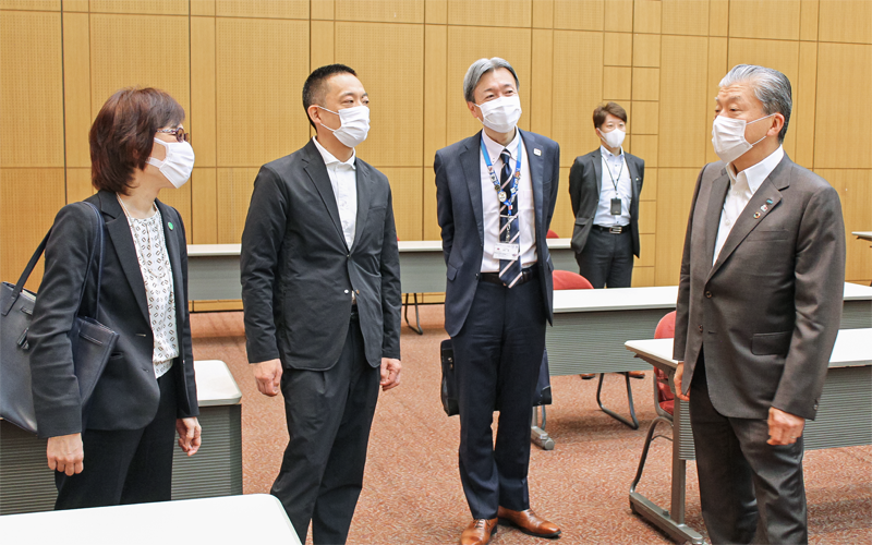 ワクチン接種会場を視察する(左から)渋谷区医師会のリー啓子会長、長谷部健・渋谷区長(3月29日、右端はあいおいニッセイ同和損保の金杉恭三社長)