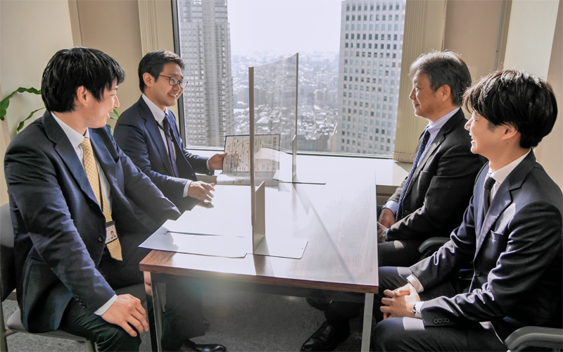 貸しビル業者「東京ビルディング」で面談する(左から)同店お得意先一課の鈴木敏泰課長代理と大笹祐生課長、同社財務部の金澤誠取締役部長と山下玲織主任(3月9日、新宿センタービル)<写真撮影時にマスクを外していただきました>