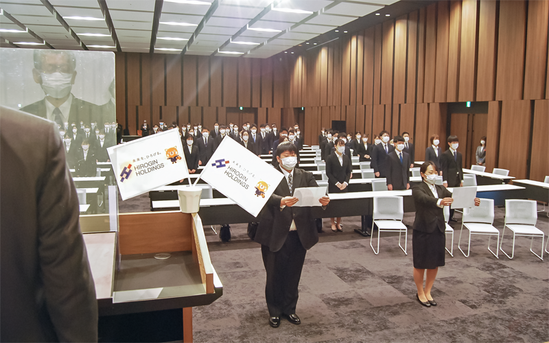全128人が出席したひろぎんホールディングス入社式(4月1日、5月開業のひろぎんホールディングス新本店)