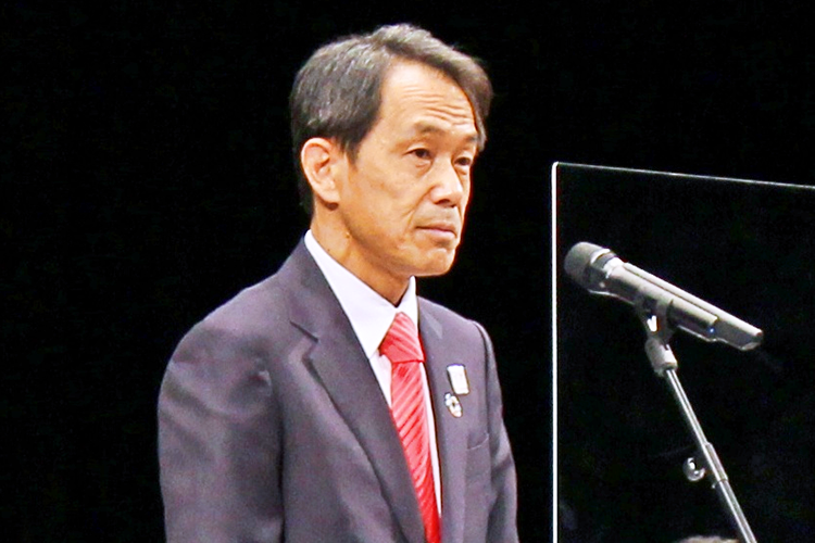 「日本生命の未来を皆さん自身の力で作っていってほしい」と新入職員にエールを送る清水博社長(4月1日、日生劇場)