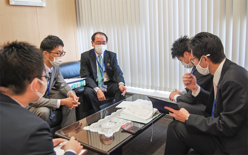 日々の案件協議で方向性を確認している(4月7日、広島銀行防府支店)