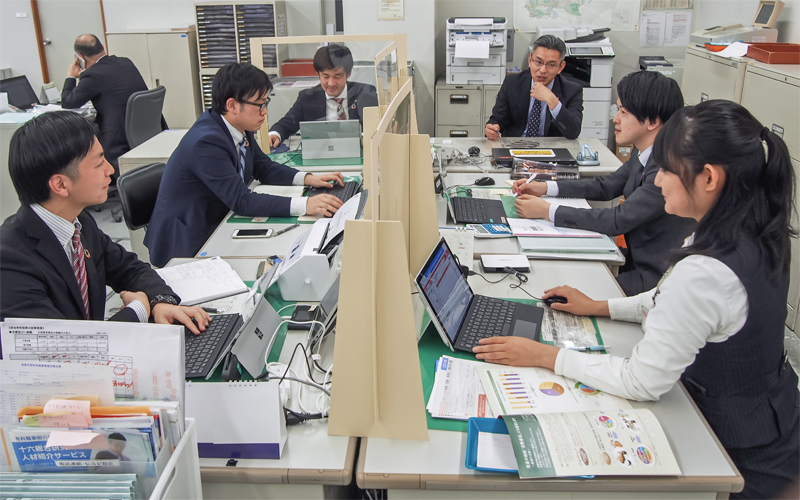 打ち合わせでは継続することの重要性を説く(3月19日)<写真撮影時にマスクを外していただきました>