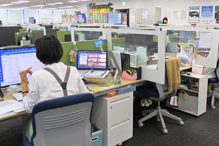 アクリルパネルを設置し、座席間隔を広げて業務するあいおいニッセイの東京カスタマーセンター(4月23日)