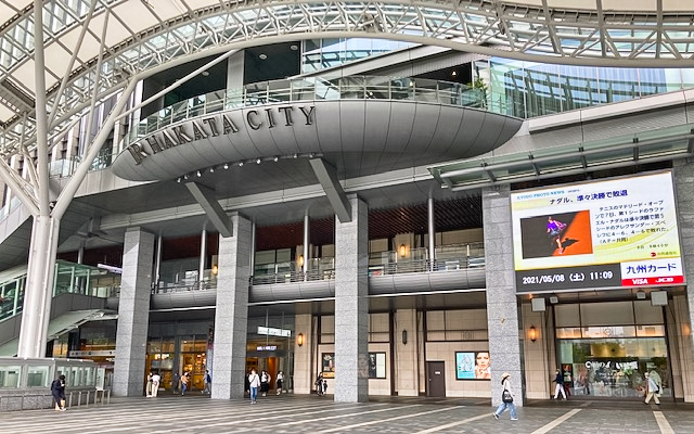 緊急事態宣言の対象地域に追加が決まった翌日のJR博多駅前(5月8日)