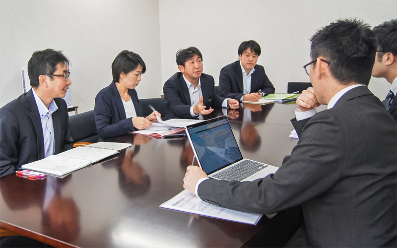 藍澤証券とのミーティングで綿密な打ち合わせをする(4月12日、西京銀行新下関支店)<写真撮影時にマスクを外していただきました>
