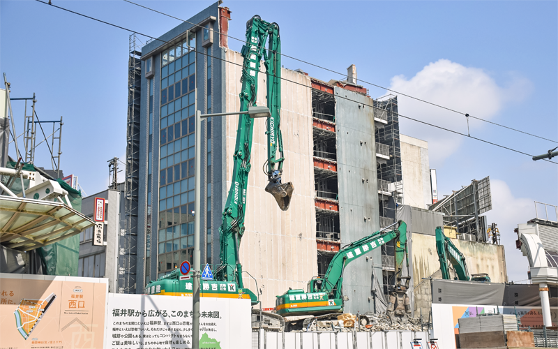 北陸新幹線の延伸に向けて福井銀行が支援している再開発地区の解体工事が進む（３月26日）