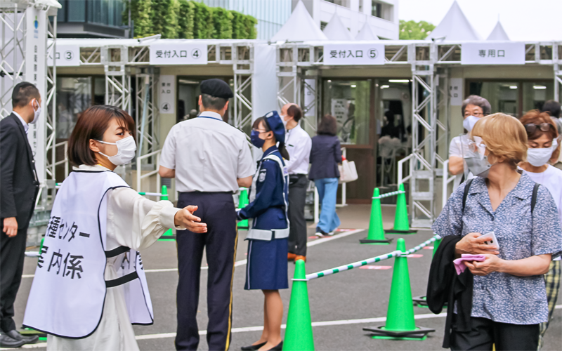 大規模接種センターでの集団接種も全国各地で始まった（5月24日、大手町合同庁舎３号館）