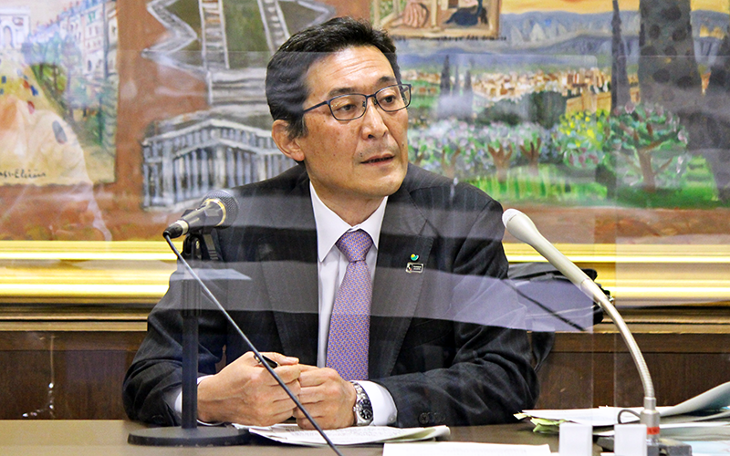 2021年度銀行窓販の見通しを説明する明治安田生命の中村常務(5月21日、生保協)