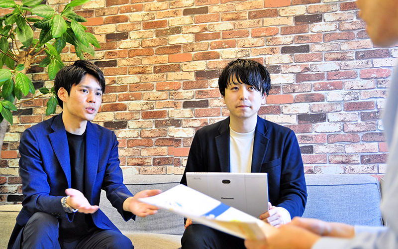 「京信人材バンク」の共同代表を務める(左から)矢野さんと新田さん(京都信金本店、5月14日)