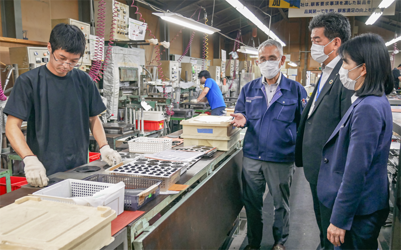 ゴム部品の製造過程についてショウエーの兵藤勝義社長(中央)から説明を受ける高野努支店長(右から2人目)と高橋佳子調査役(右、6月2日、南会津町)