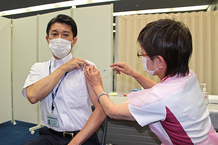 ワクチン接種を受ける阿波銀の行員(6月21日、本店事務センター)