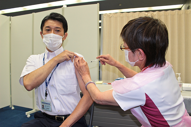 ワクチン接種を受ける阿波銀の行員（6月21日、本店事務センター）