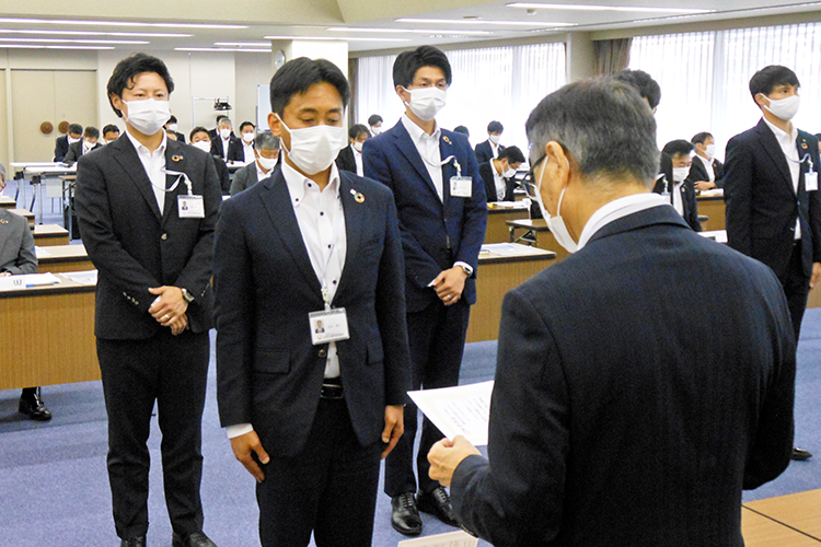 2020年度の獲得申請ポイントで上位に入り表彰を受ける職員ら(6月11日、本店)